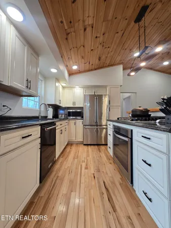 $365,000 | 806 Cooper Lake Road, Oneida, TN 37841