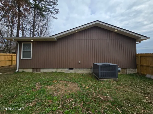 $365,000 | 806 Cooper Lake Road, Oneida, TN 37841