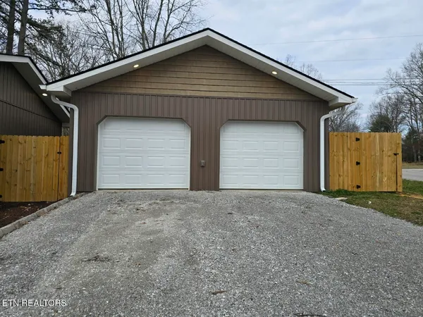 $365,000 | 806 Cooper Lake Road, Oneida, TN 37841