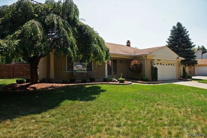 18612 Gill Road Livonia, MI 48152 - Photo 2 of 23 Front View House