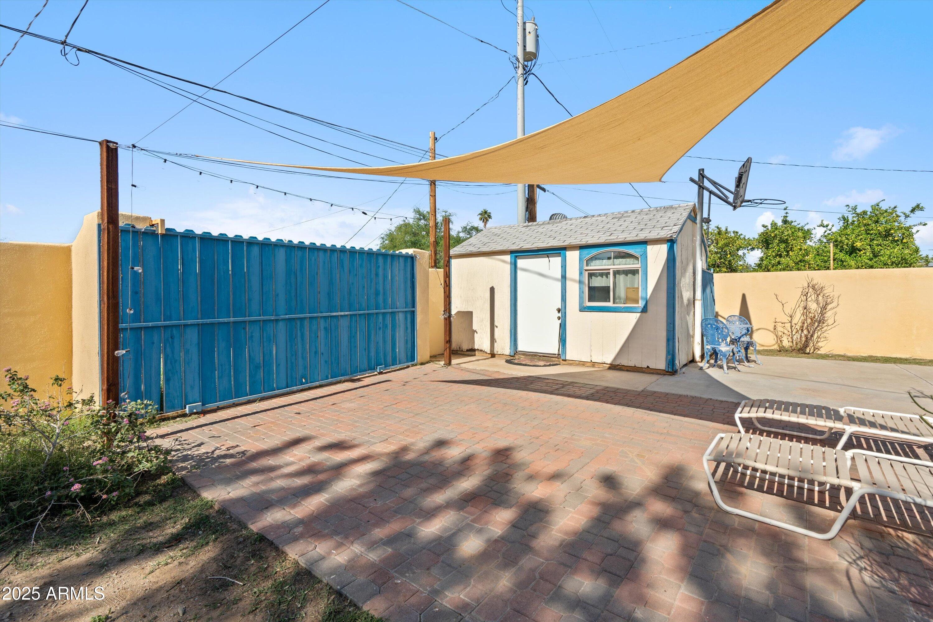 8216 North 9th Street Phoenix, AZ 85020 - Photo 30 of 39 a backyard of a house