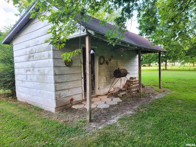 $64,500 | 113 Mead Street Southwest, Clay City, IL 62824