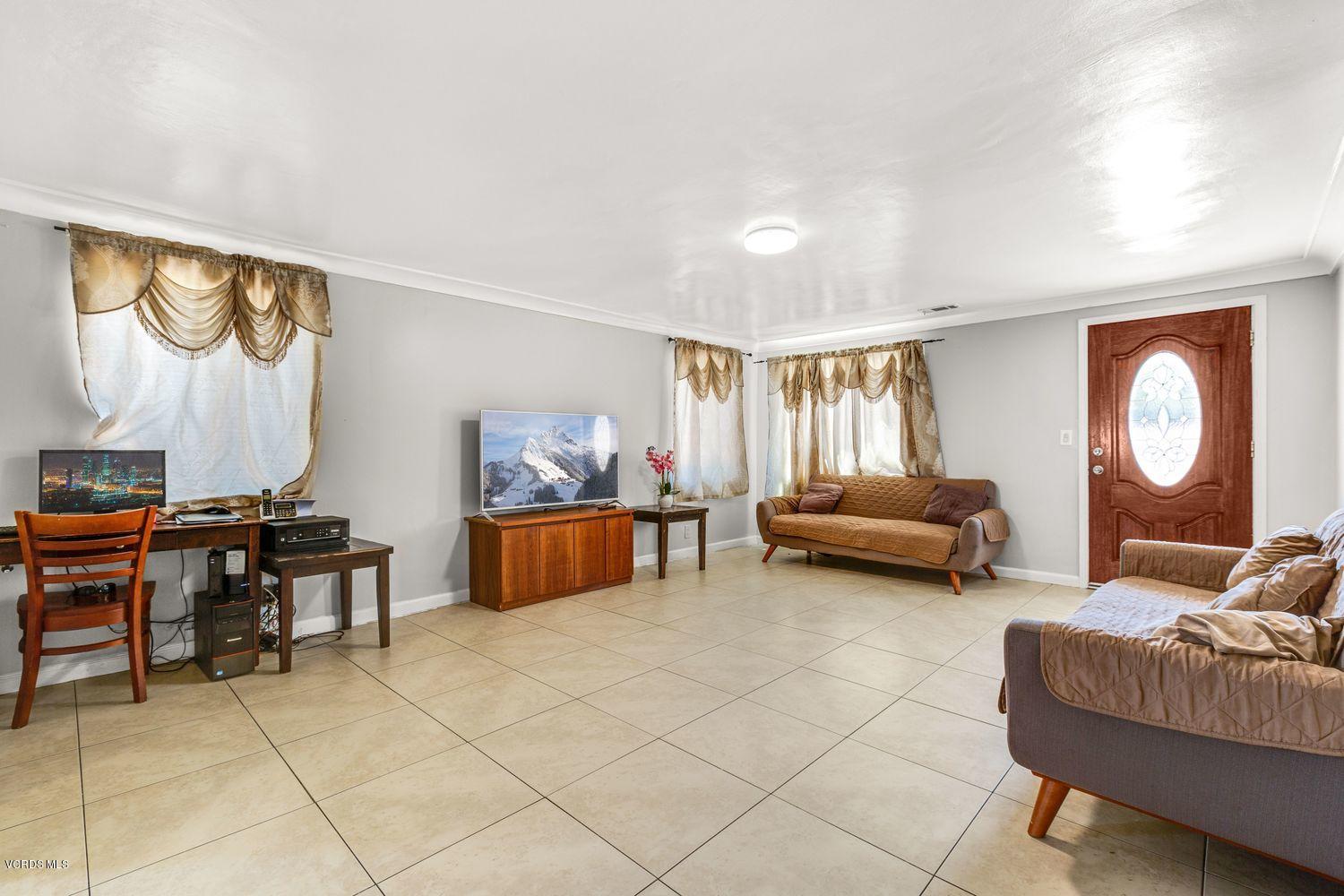 820 Wright Road Oxnard, CA 93036 - Photo 3 of 20 003_820-wright-rd-oxnard-ca-usa-020