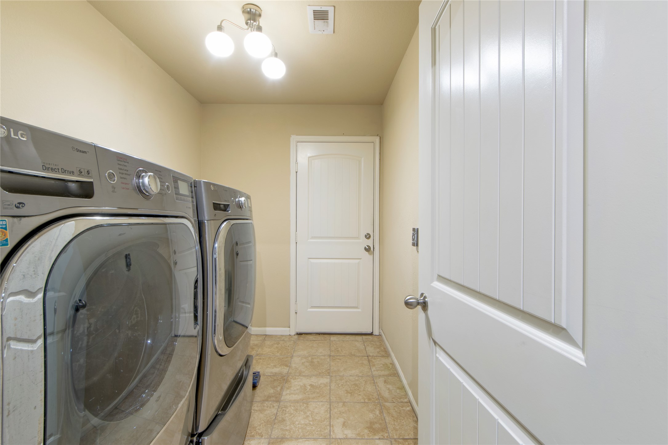 9322 Limestone Ranch Lane Richmond, TX 77407 - Photo 24 of 40 a view of walk in closet