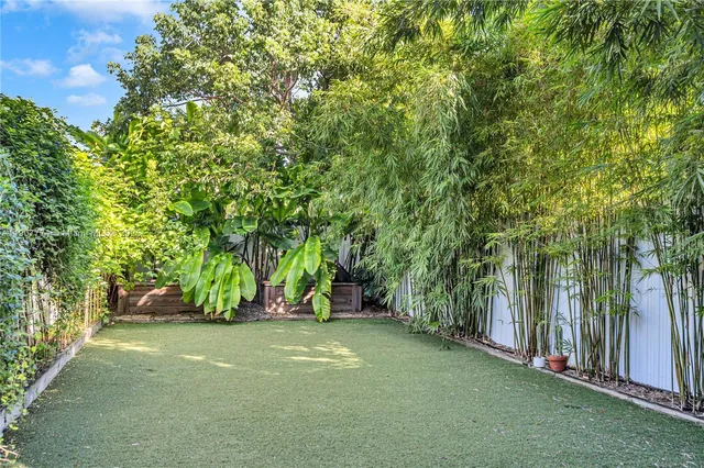 a view of yard with green space