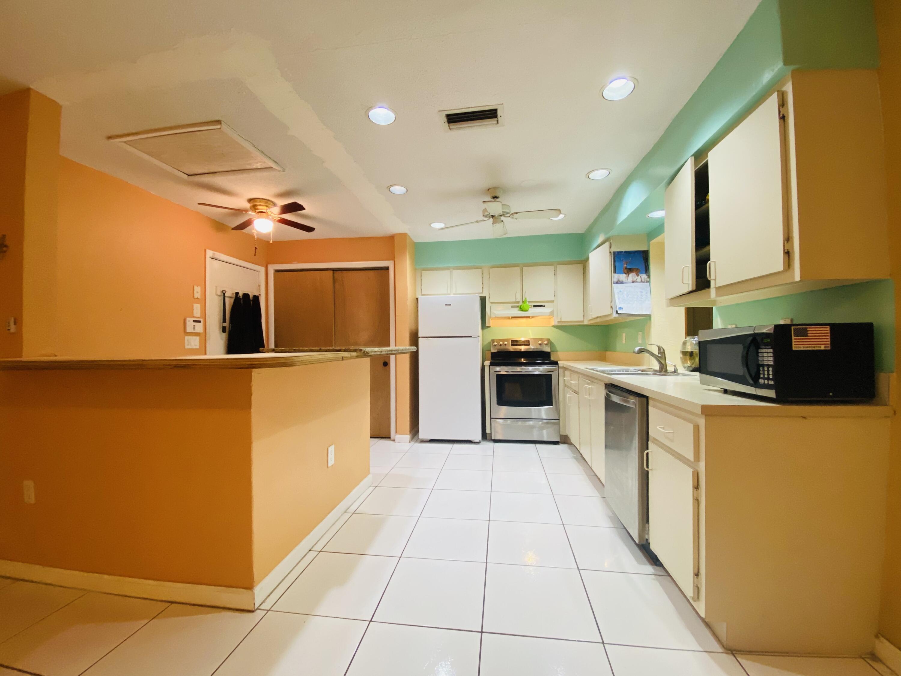7401 Northwest 96th Avenue Tamarac, FL 33321 - Photo 12 of 20 08B1F10B-4001-42B4-A64D-AD4725C702BB