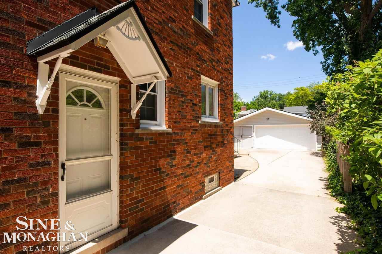 1928 Prestwick Road Grosse Pointe Woods, MI 48236 - Photo 5 of 46