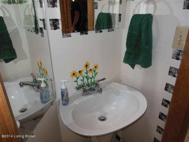 8405 Routt Road Louisville, KY 40299 - Photo 23 of 35 DSCN3161