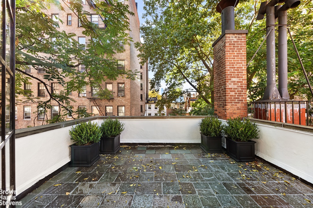 20 West 12th Street Manhattan, NY 10011 - Photo 22 of 30 a view of a garden with plants