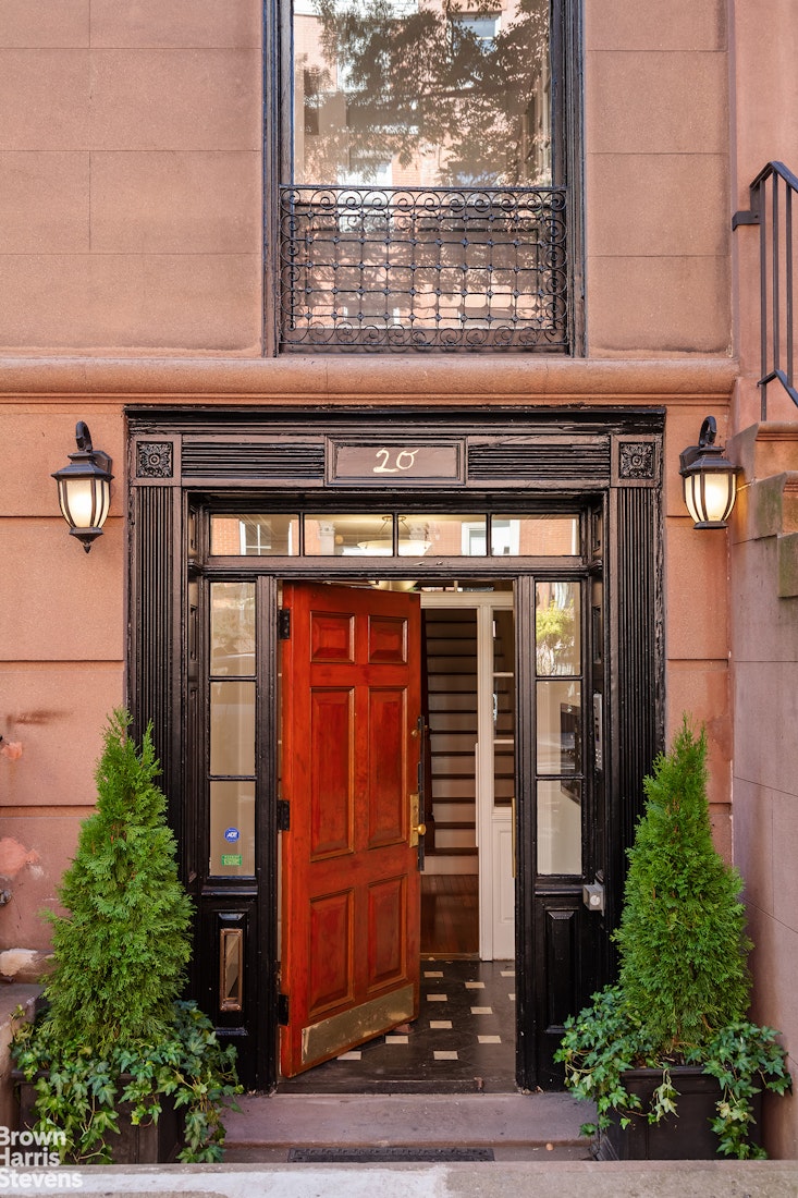 20 West 12th Street Manhattan, NY 10011 - Photo 3 of 30 a front view of a building with garden