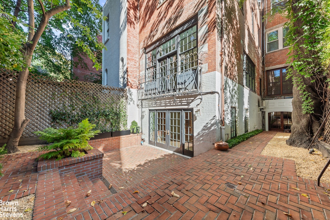 20 West 12th Street Manhattan, NY 10011 - Photo 6 of 30 a view of a building with a yard