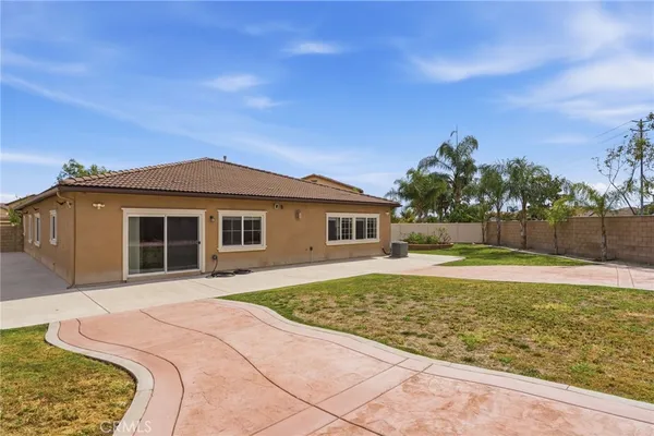 a view of a back yard of the house
