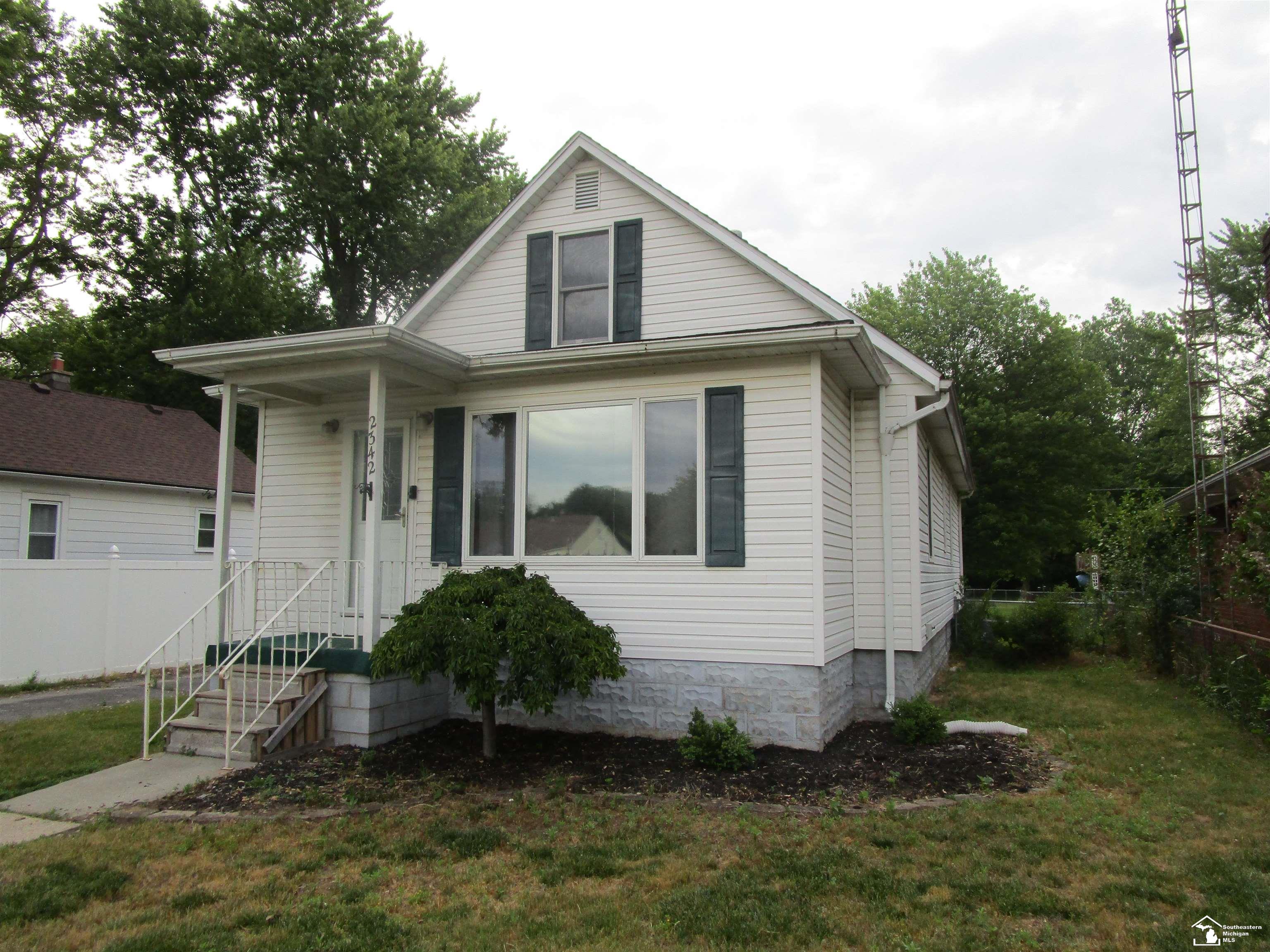 2342 Vivian Road Monroe, MI 48162 - Photo 2 of 32