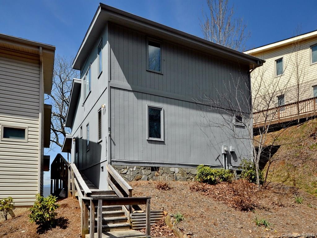 a view of an house with backyard