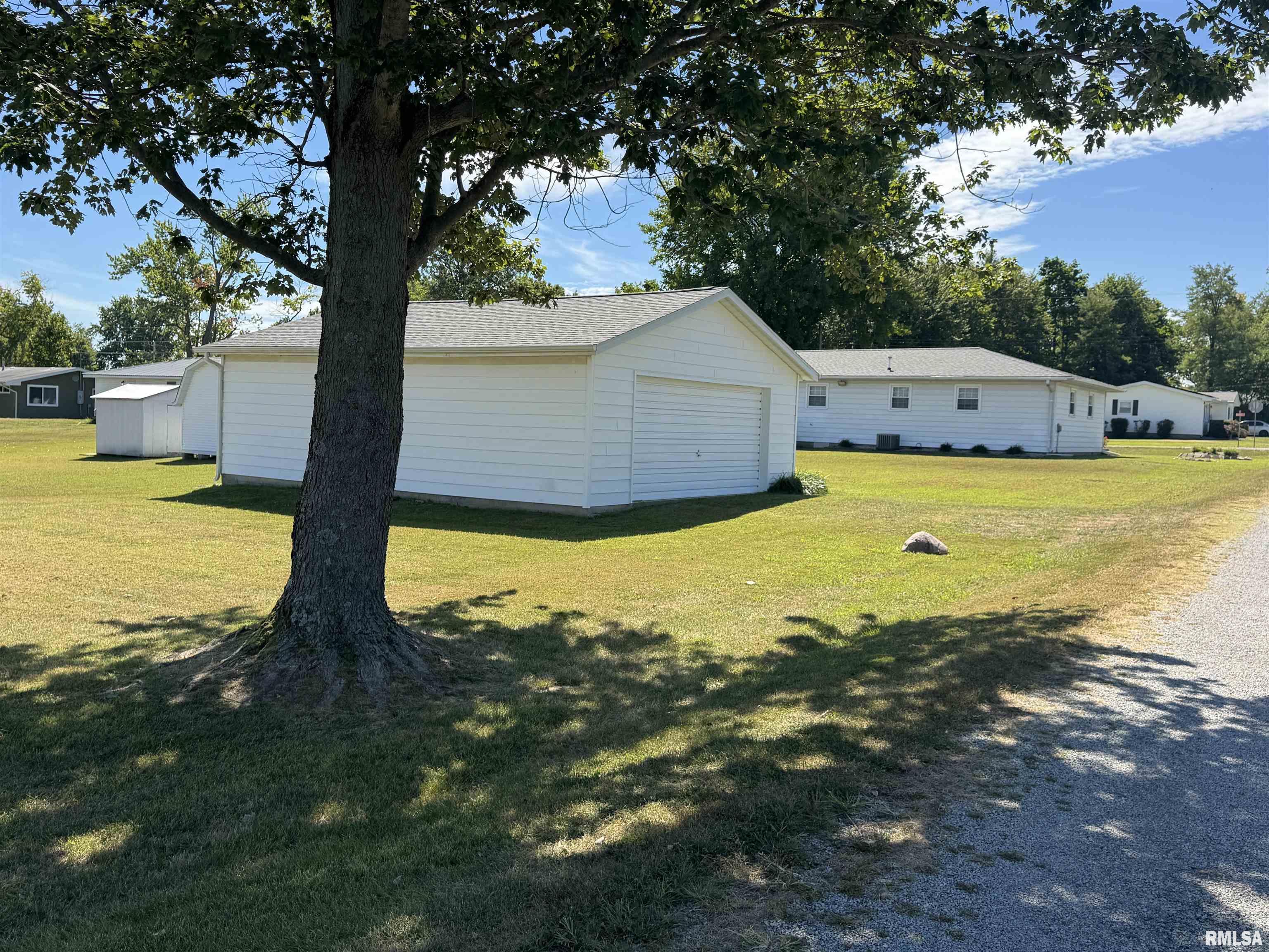 960 Barbee Avenue Louisville, IL 62858 - Photo 34 of 51