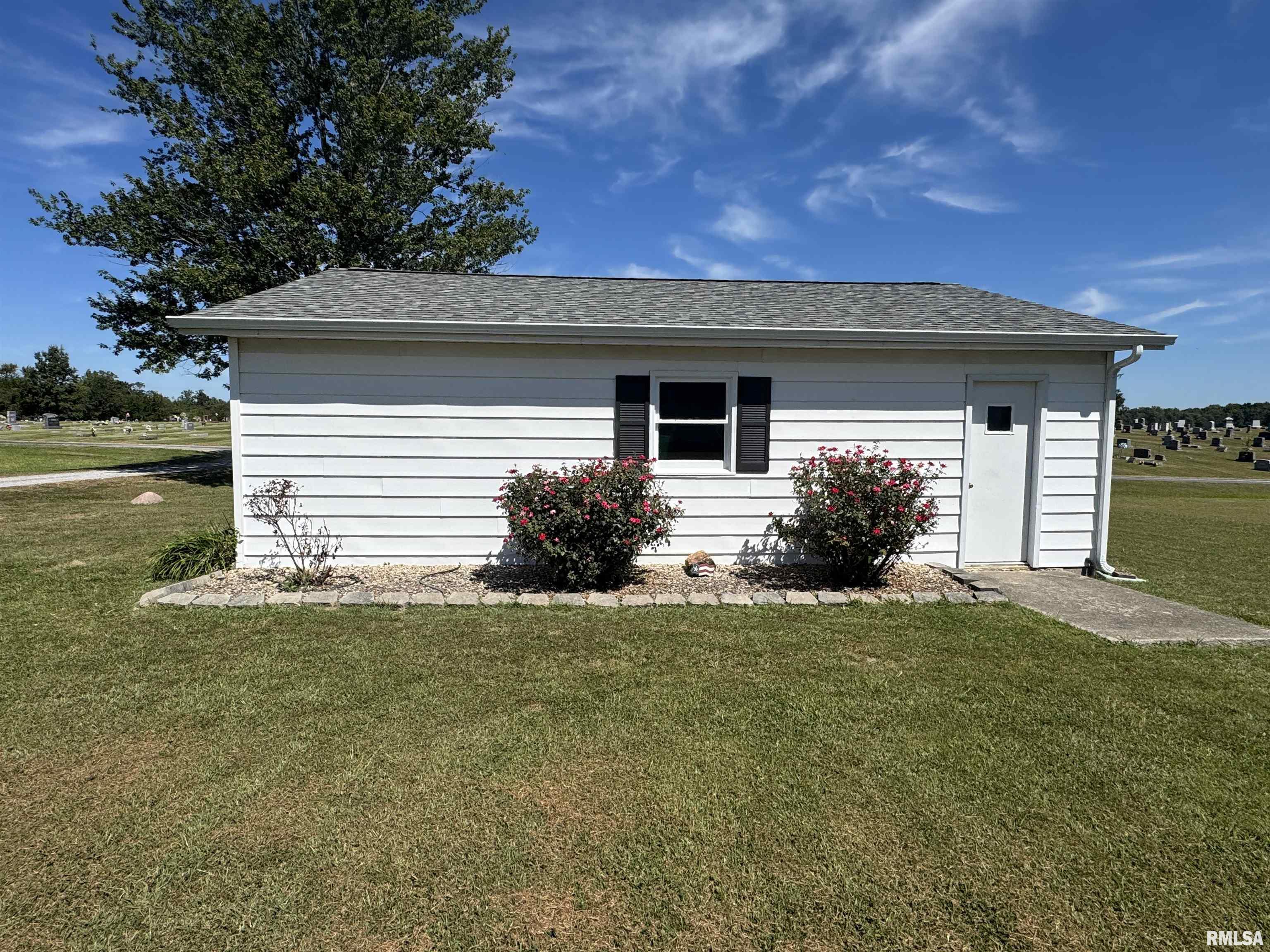 960 Barbee Avenue Louisville, IL 62858 - Photo 35 of 51