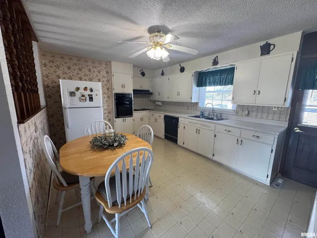 $120,000 | 960 Barbee Avenue, Louisville, IL 62858