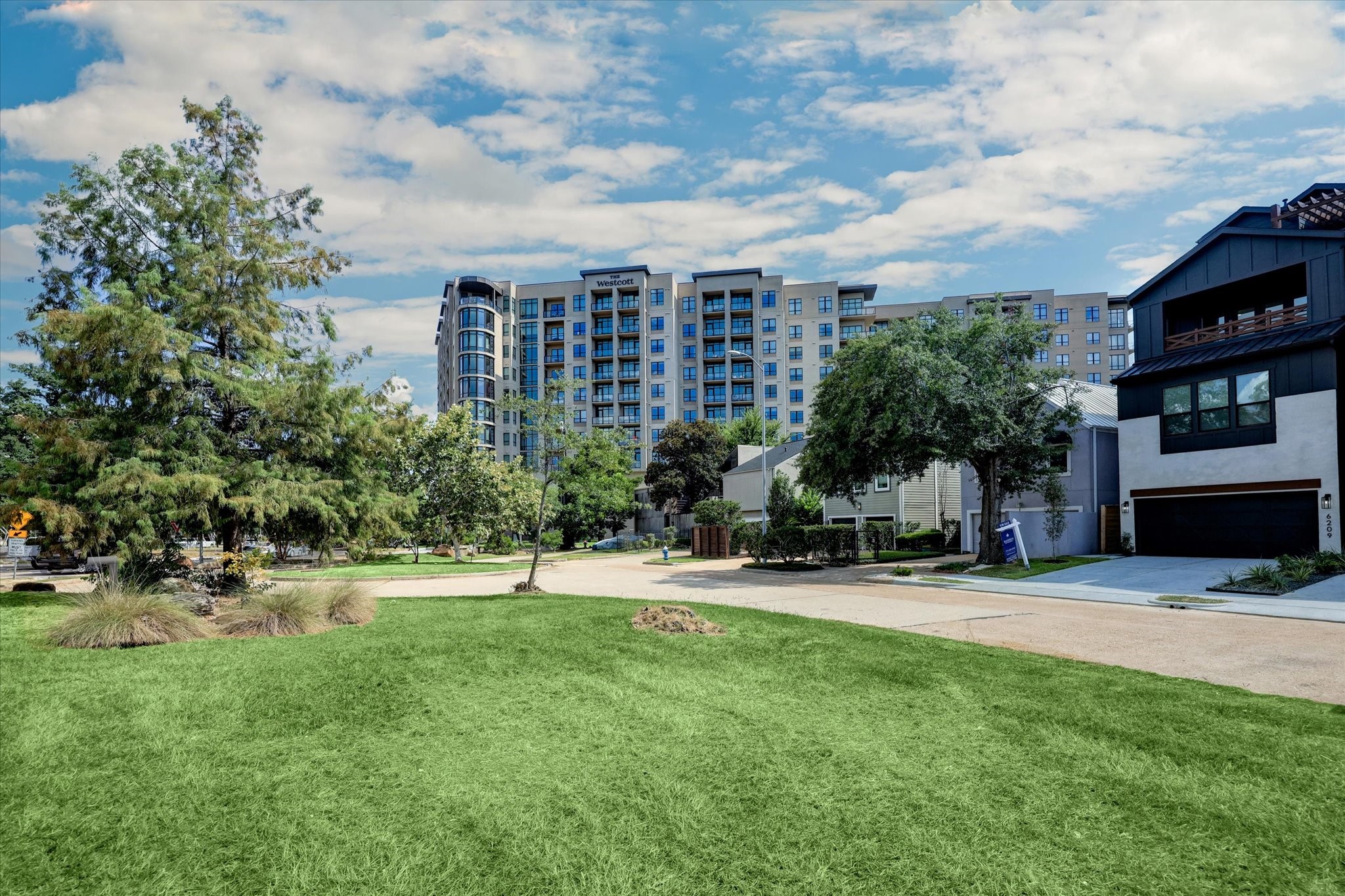 6209 Westcott Street Houston, TX 77007 - Photo 16 of 16 Large esplanade and cul-de-sac street.