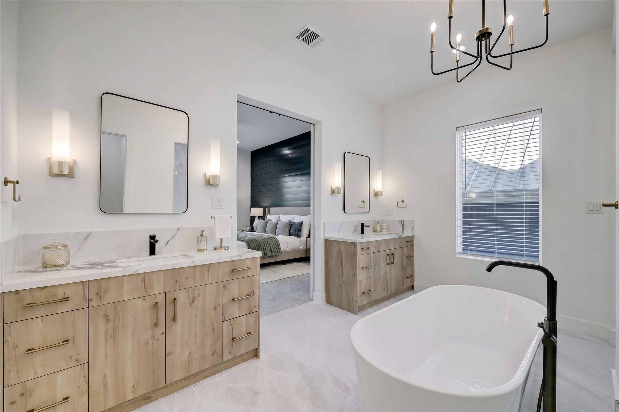 6209 Westcott Street Houston, TX 77007 - Photo 7 of 16 Primary Bath – Elegantly appointed with double vanities topped with quartz countertops, designer sconces and a statement lighting fixture.