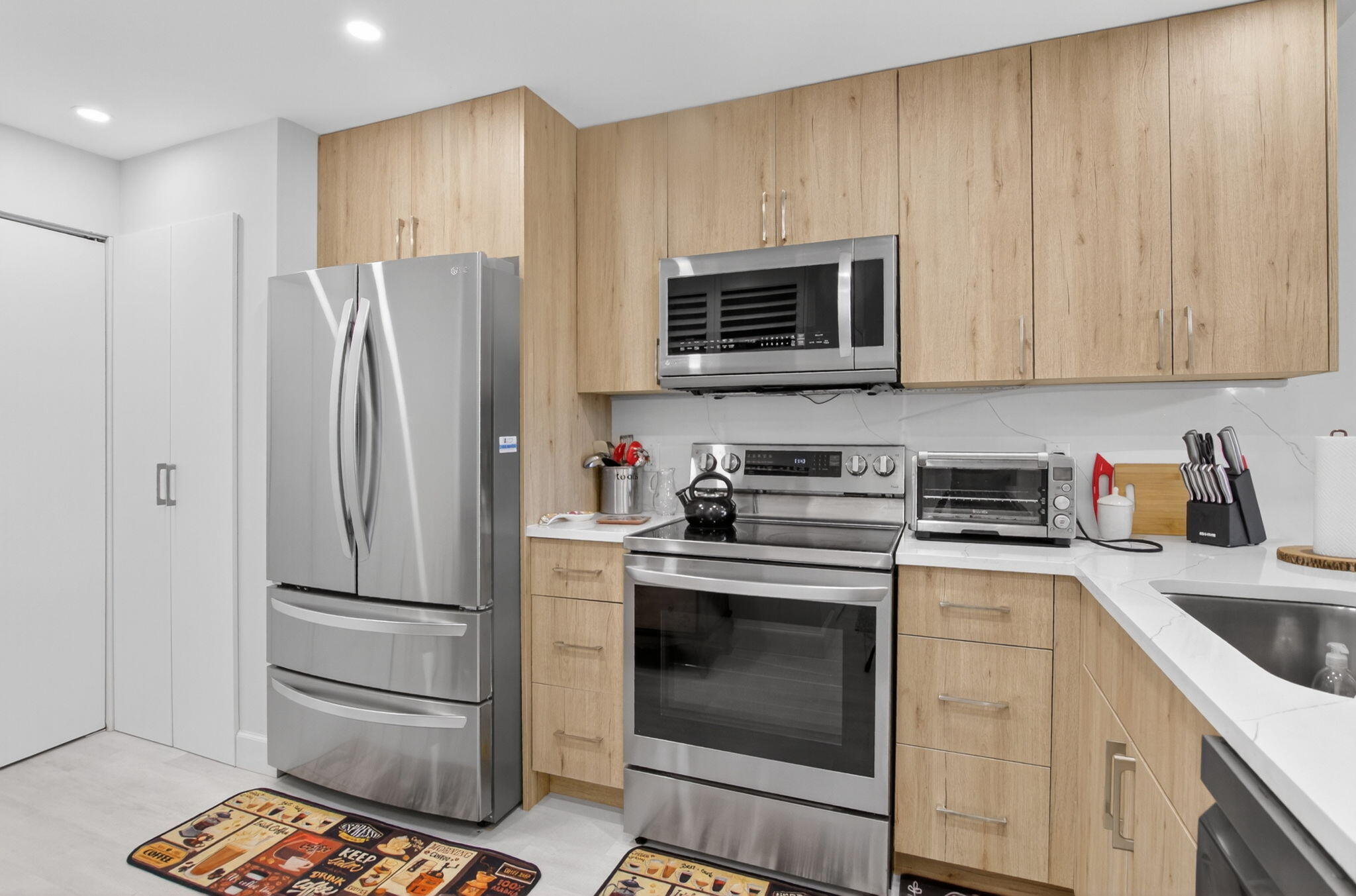 7460 La Paz Boulevard, Unit 204 Boca Raton, FL 33433 - Photo 9 of 30 kitchen