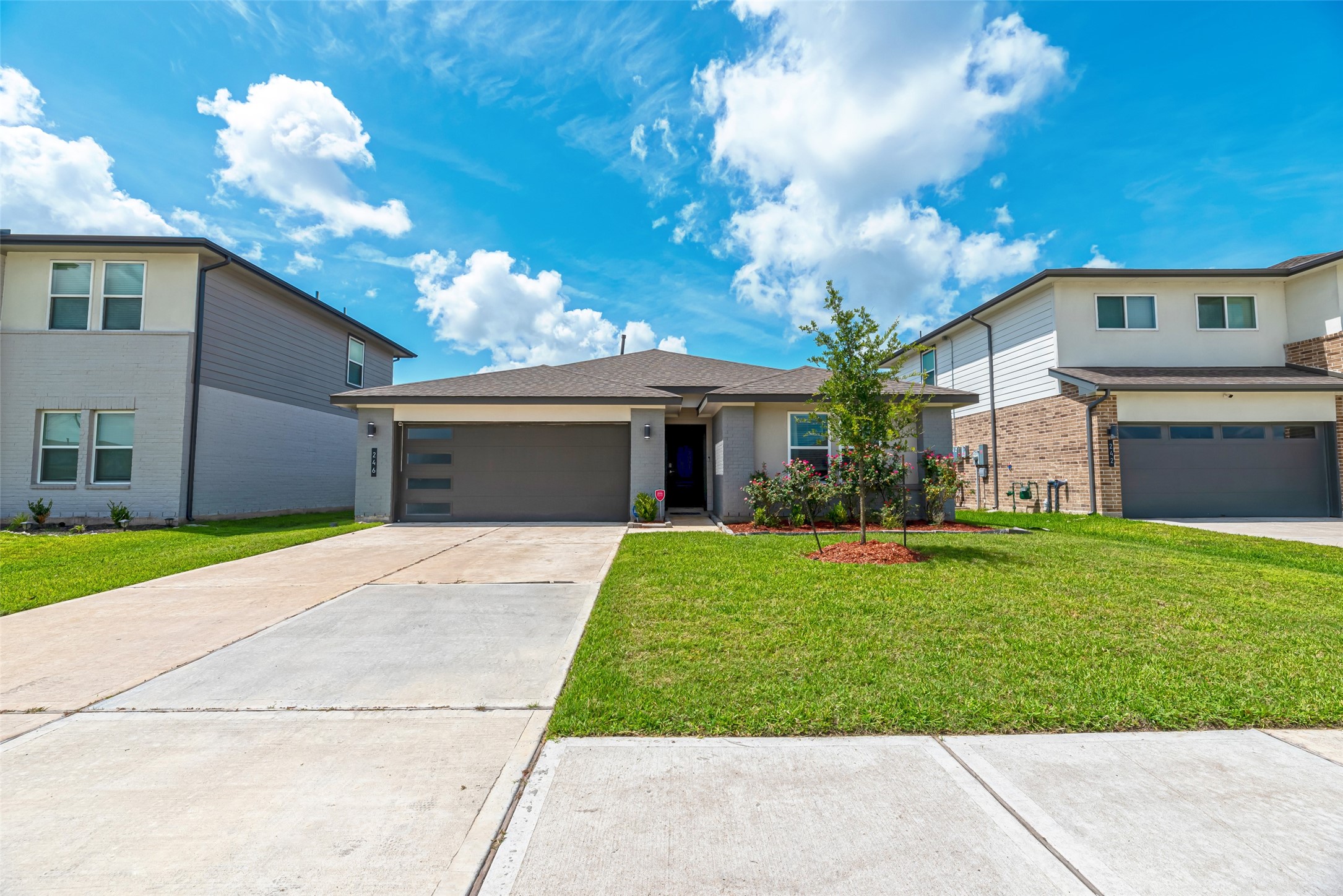 246 Dusty Bridle Lane Rosharon, TX 77583 - Photo 2 of 43