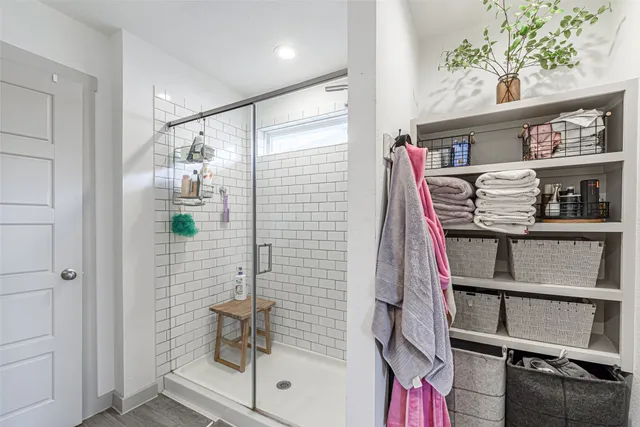 a en suite bathroom with a double vanity sink and a mirror