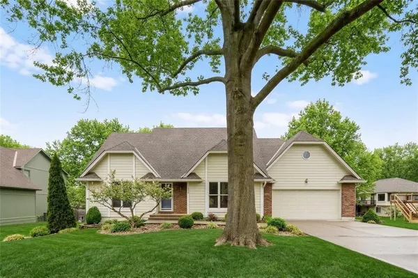 $438,000 | 2224 Northwest Summerfield Drive, Lee's Summit, MO 64081