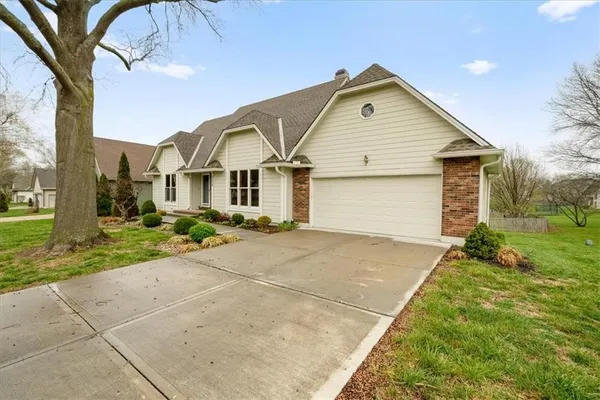 $438,000 | 2224 Northwest Summerfield Drive, Lee's Summit, MO 64081