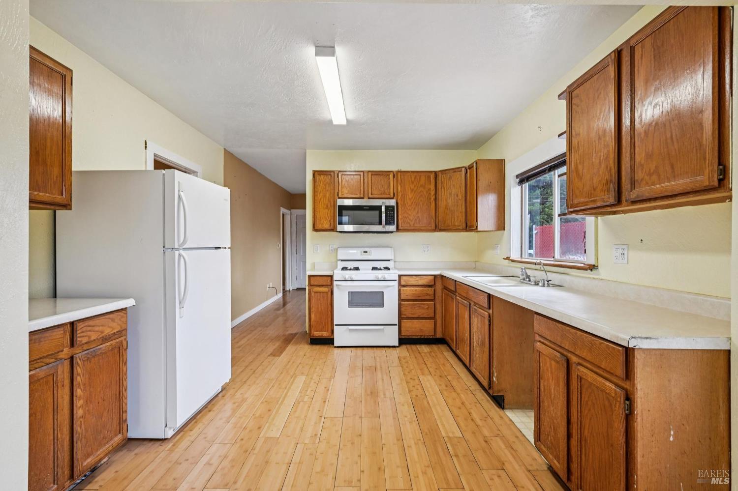 1127 Cleveland Avenue Santa Rosa, CA 95401 - Photo 4 of 35