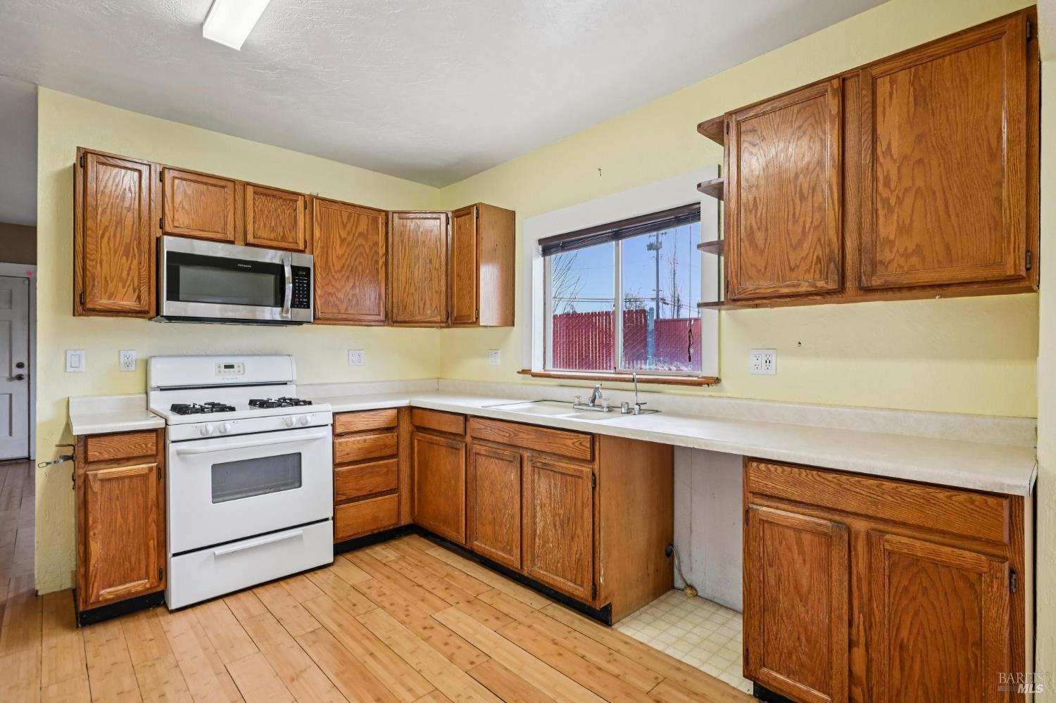 1127 Cleveland Avenue Santa Rosa, CA 95401 - Photo 5 of 35