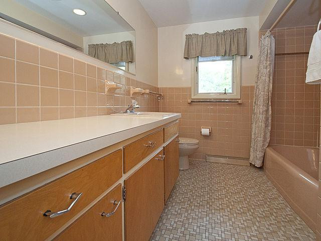 2748 North Maple Road Ann Arbor, MI 48103 - Photo 11 of 17 Main bath.