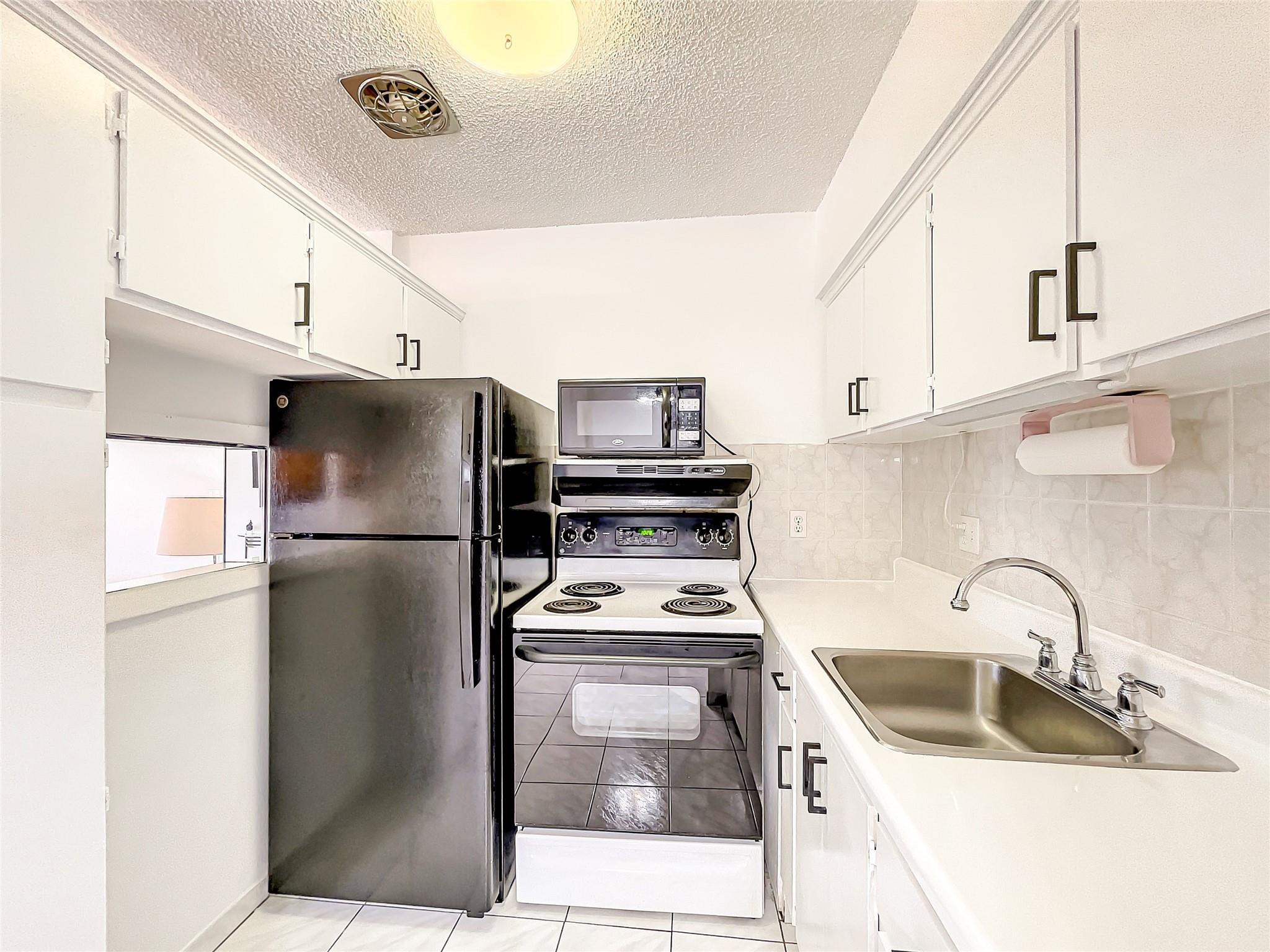 815 Southwest 10th Terrace, Unit 18V Hallandale Beach, FL 33009 - Photo 10 of 24 Photo 10