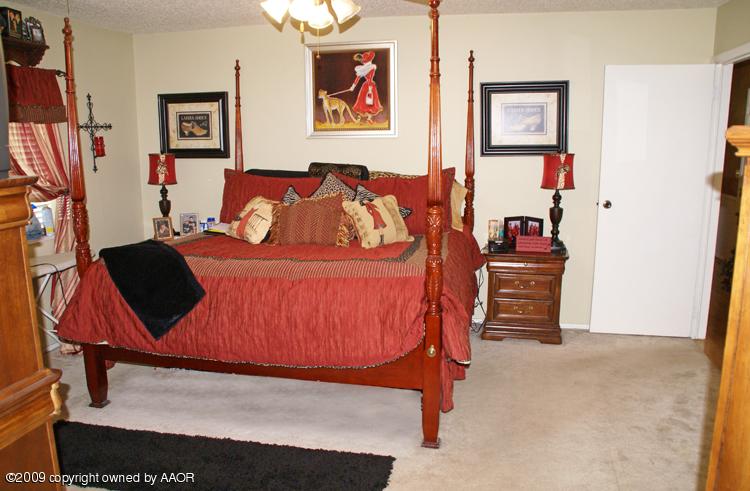 6605 Falcon Road Amarillo, TX 79109 - Photo 12 of 30 Master Bedroom