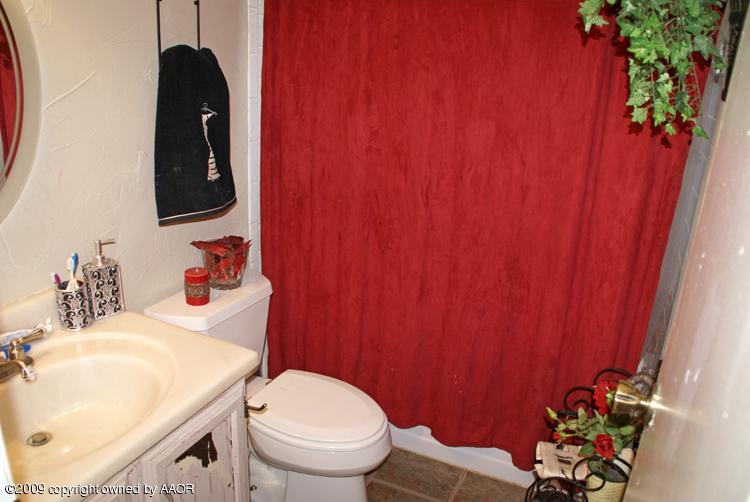 6605 Falcon Road Amarillo, TX 79109 - Photo 20 of 30 Bathroom