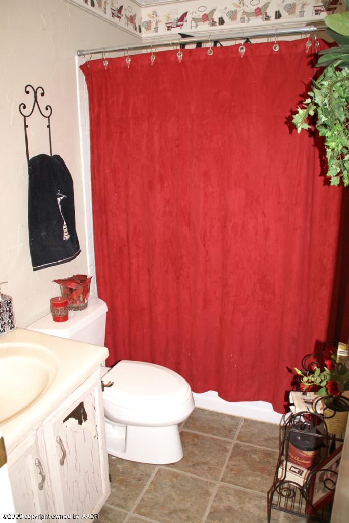 6605 Falcon Road Amarillo, TX 79109 - Photo 21 of 30 Bathroom2