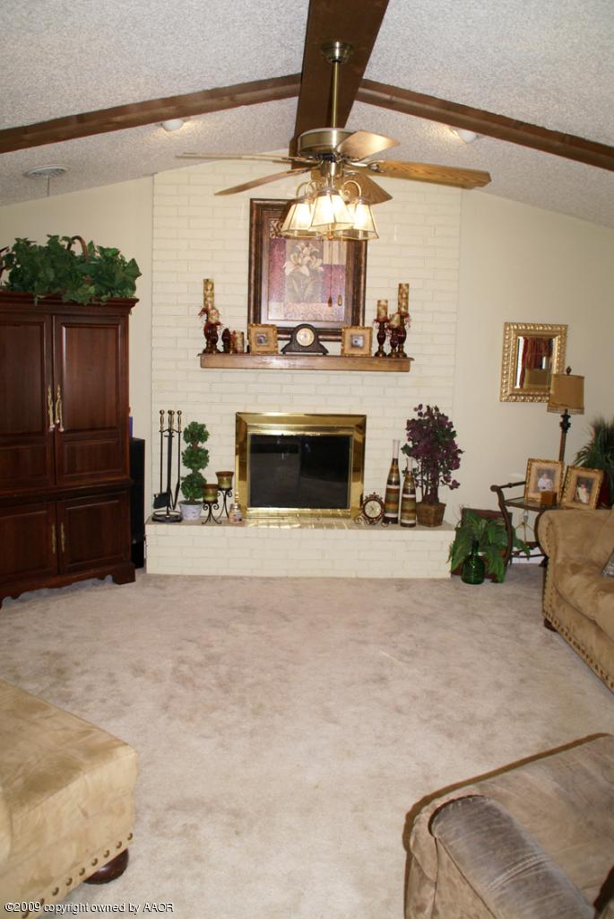 6605 Falcon Road Amarillo, TX 79109 - Photo 7 of 30 Living Area Vaulted Ceiling