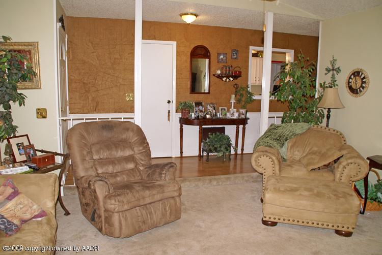 6605 Falcon Road Amarillo, TX 79109 - Photo 8 of 30 Living Area Reverse Angle