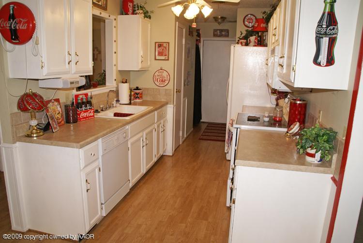 6605 Falcon Road Amarillo, TX 79109 - Photo 10 of 30 Kitchen