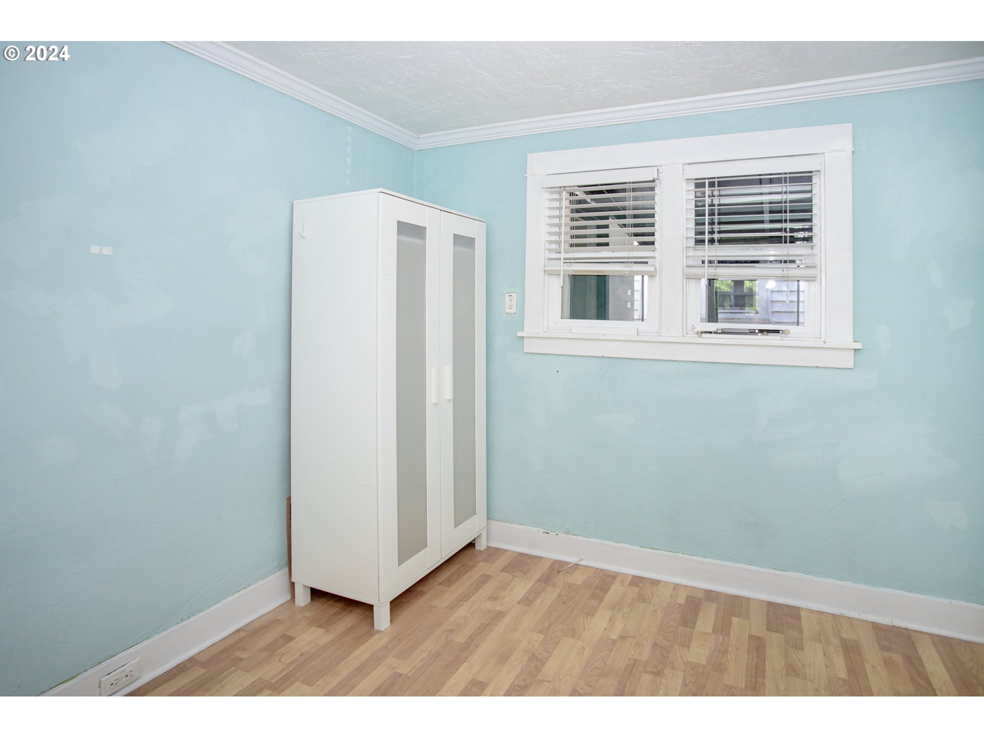 1975 Emerald Street Eugene, OR 97403 - Photo 15 of 19 a view of an empty room with wooden floor and a window