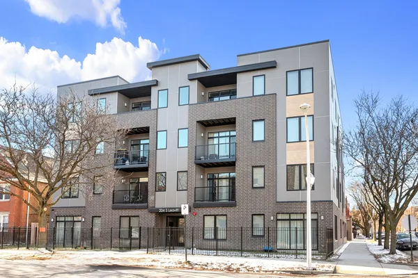 $3,525 | 204 South Leavitt Street, Unit 302, Chicago, IL 60612