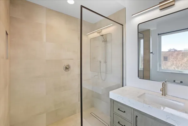 $3,525 | 204 South Leavitt Street, Unit 302, Chicago, IL 60612