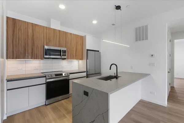 $3,525 | 204 South Leavitt Street, Unit 302, Chicago, IL 60612