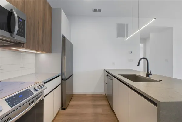 $3,525 | 204 South Leavitt Street, Unit 302, Chicago, IL 60612