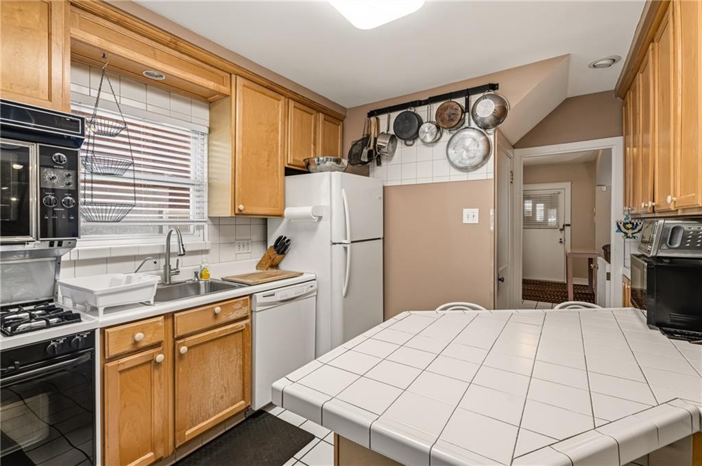 6667 Ridgeville Street Pittsburgh, PA 15217 - Photo 14 of 36 Gallery Image 14