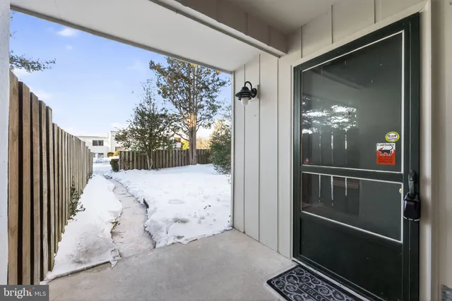 a view of livingroom with furniture