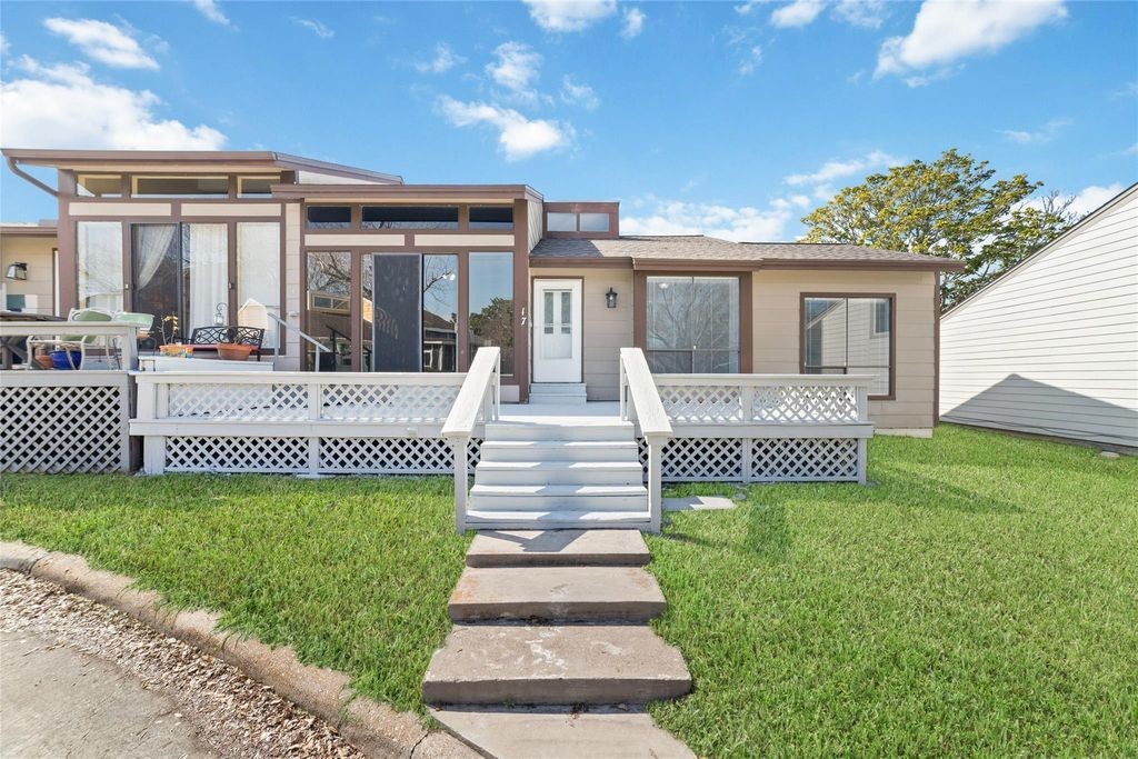 17 April Point Drive North Conroe, TX 77356 - Photo 3 of 24