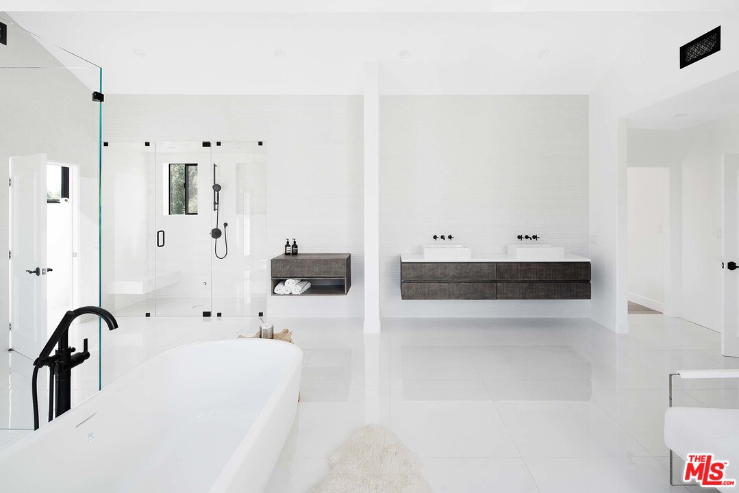 3170 Santa Maria Road Topanga, CA 90290 - Photo 38 of 60 a bathroom with a bathtub and a shower