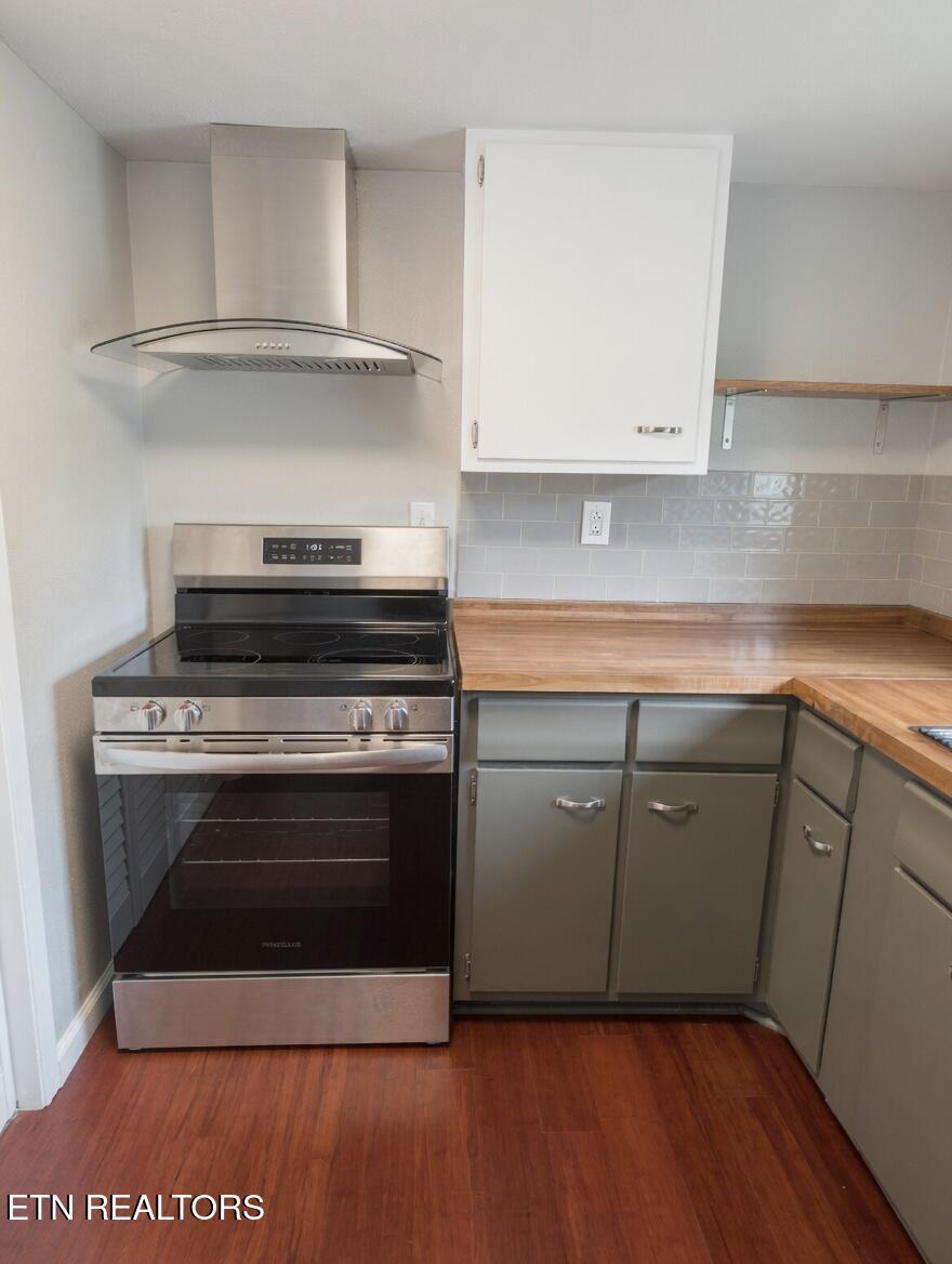 606 West Outer Drive Oak Ridge, TN 37830 - Photo 20 of 32 Range and hood
