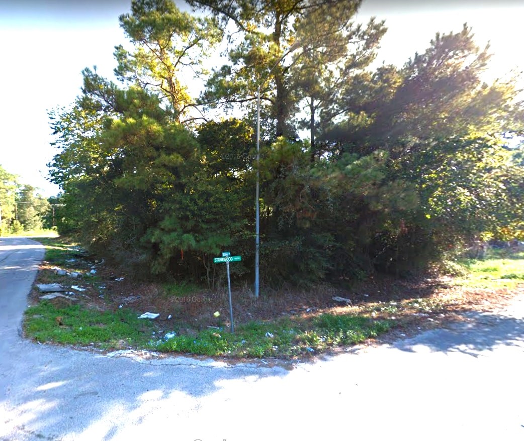 8203 Madera Road Houston, TX 77078 - Photo 3 of 4 a backyard of a house with table and chairs