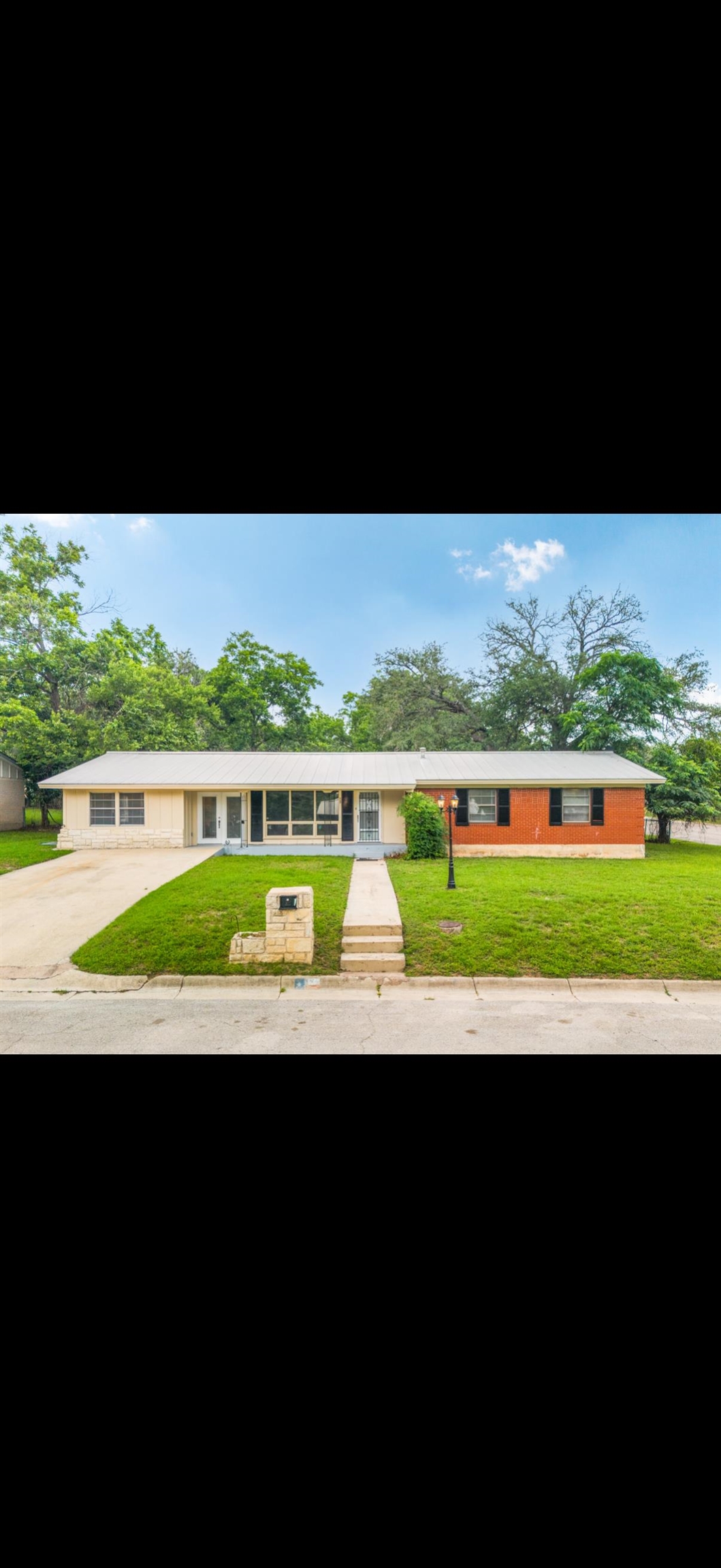 a view of a big room with a big yard